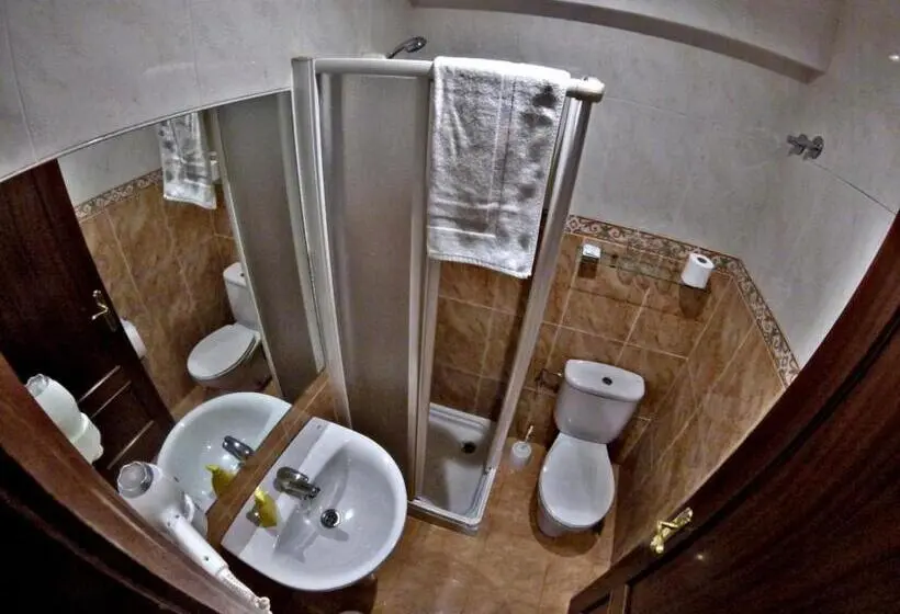 اتاق استاندارد سه نفره, Pension El Figon