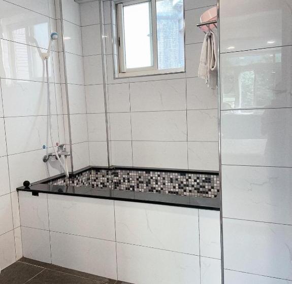 اتاق لوکس با تخت دو نفره بزرگ, 溫沙堡汽車旅館 Windsor Castle Garden Motel