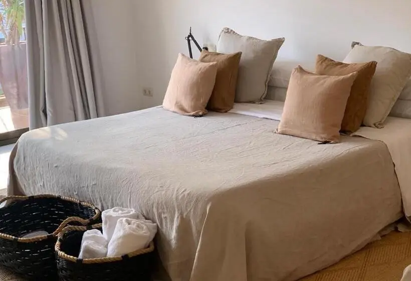 オーシャンビューのテラス付１ベッドルームアパート, Bypillow Cap Sa Sal
