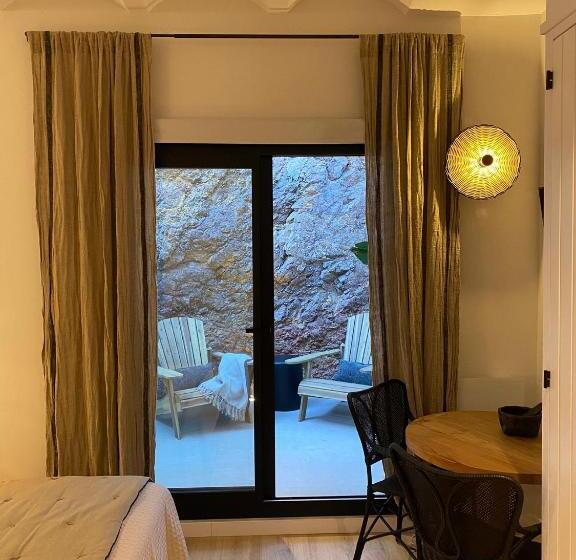 استودیوی استاندارد, Bypillow Cap Sa Sal