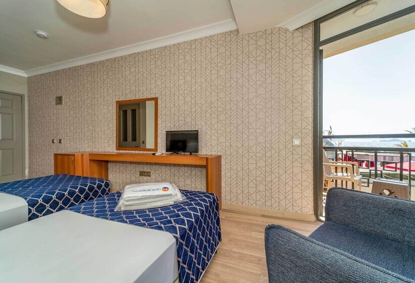 اتاق اساندارد با چشم‌انداز جانبی به دریا, Uras Beach