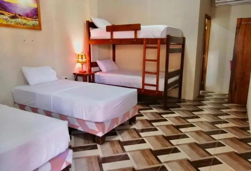 Classic Neljän Hengen Huone, Hostal Laurita Beach