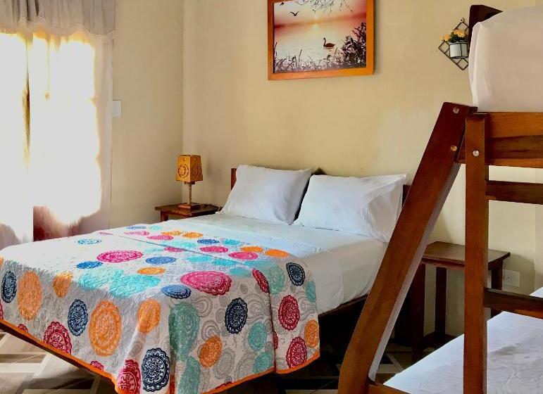 اتاق خانوادگی, Hostal Laurita Beach