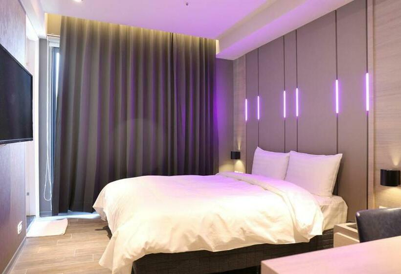 Номер Стандарт с Балконом, Kiwi Share Hotel Zhongli