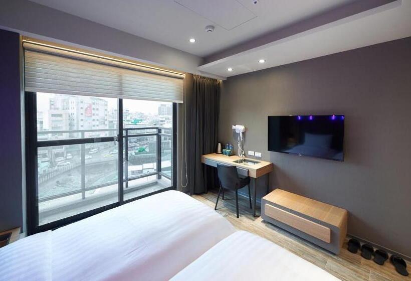 Четырехместный Номер Стандарт с Балконом, Kiwi Share Hotel Zhongli