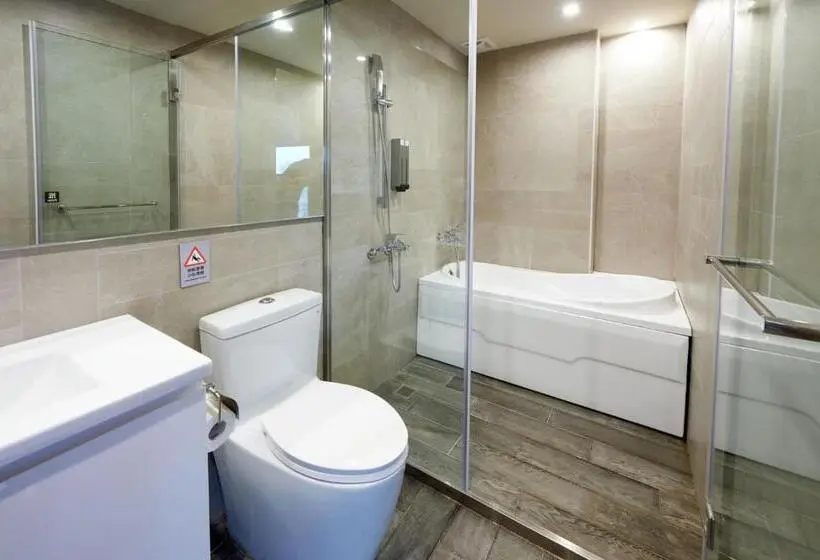اتاق استاندارد چهارنفره با بالکن, Kiwi Share Hotel Zhongli