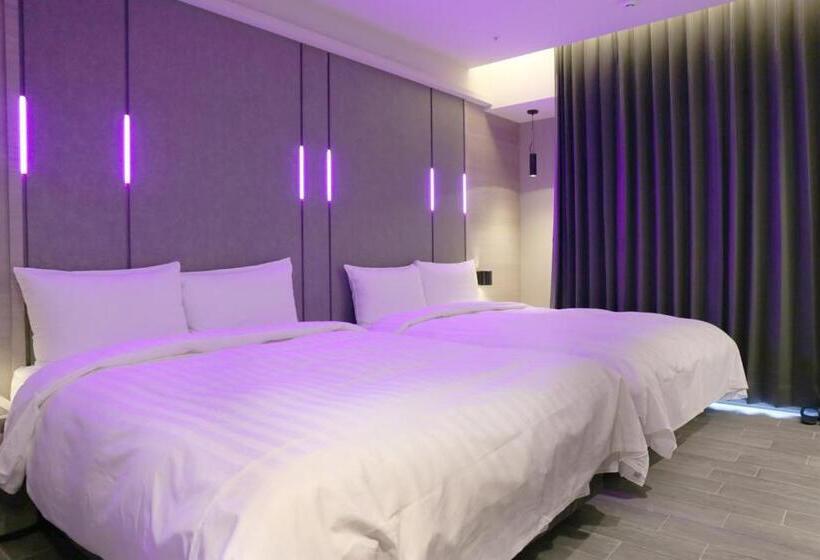 Четырехместный Номер Стандарт с Балконом, Kiwi Share Hotel Zhongli