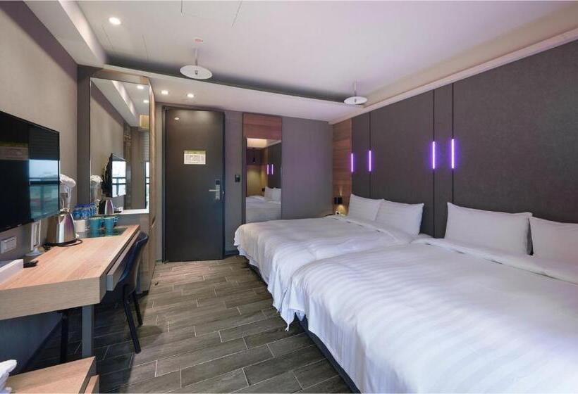 Четырехместный Номер Стандарт с Балконом, Kiwi Share Hotel Zhongli