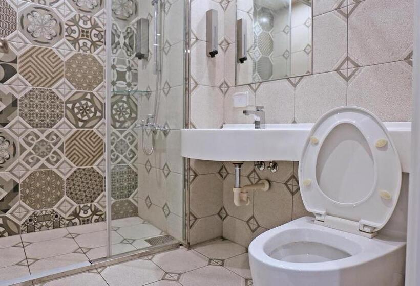 Трехместный Номер Стандарт с Балконом, Kiwi Share Hotel Zhongli