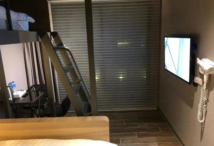 اتاق استاندارد سه تخته با بالکن, Kiwi Share Hotel Zhongli
