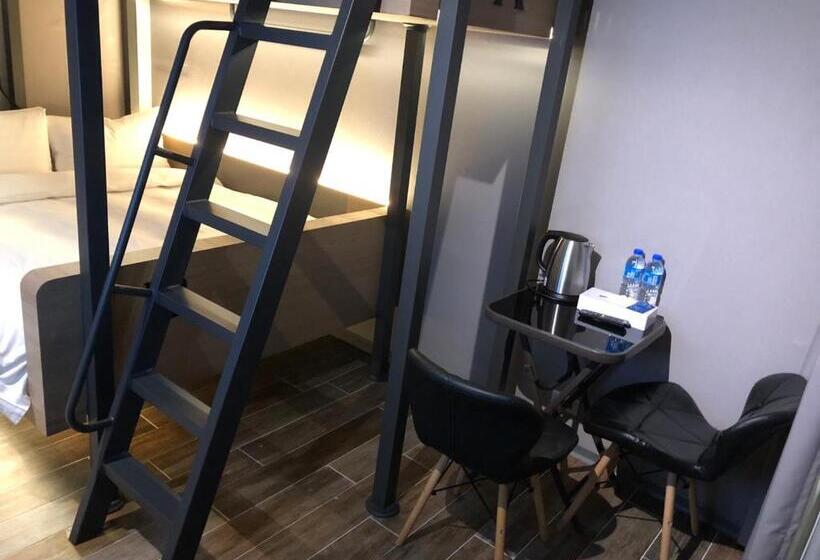 Трехместный Номер Стандарт с Балконом, Kiwi Share Hotel Zhongli