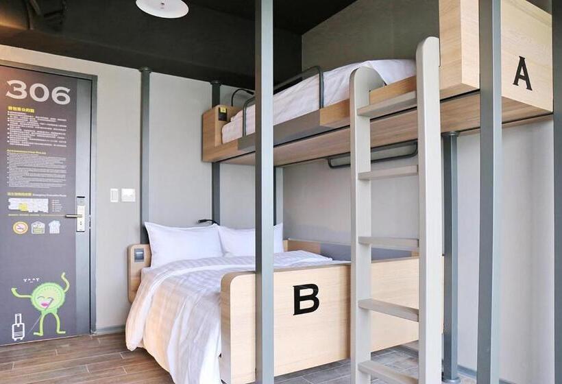 Трехместный Номер Стандарт с Балконом, Kiwi Share Hotel Zhongli