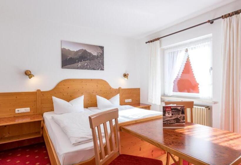 غرفة قياسية ثلاثية مزودة بشرفة, Landhaus Almrausch