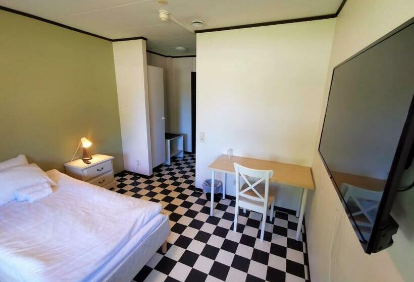 Camera Standard, Green Door