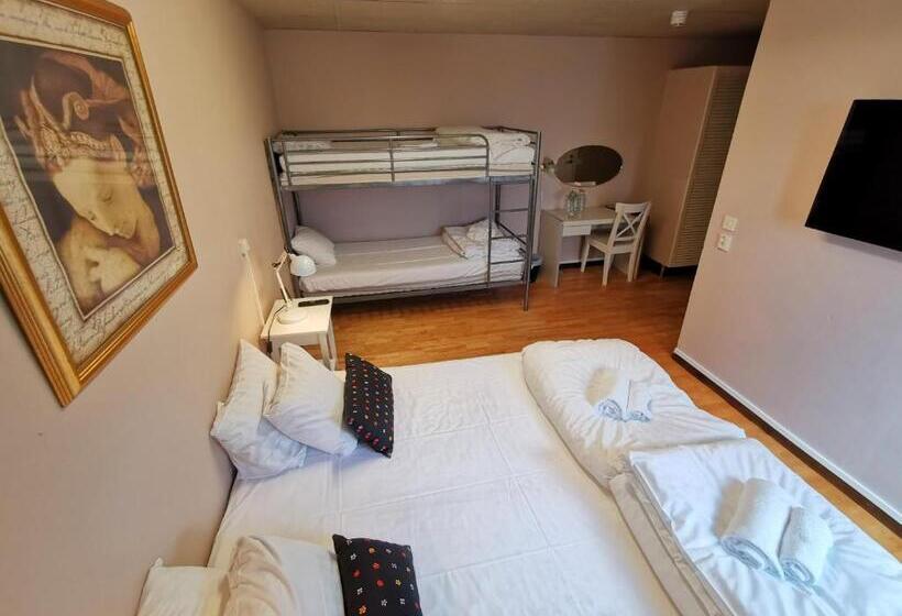 Camera Familiare, Green Door