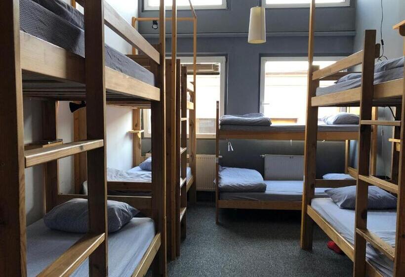 تختخواب در اتاق مشترک, Go Hostel Rewolucji