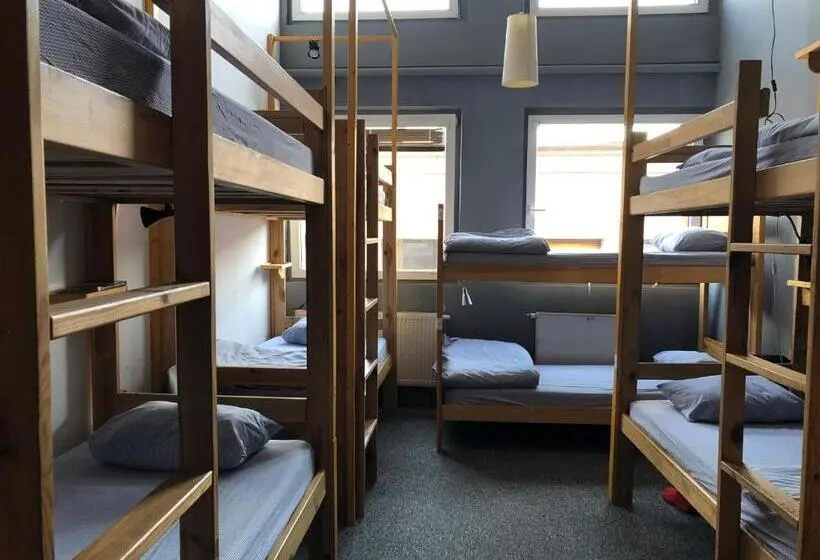 تختخواب در اتاق مشترک, Go Hostel Rewolucji