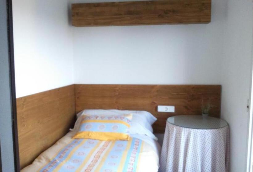 标准三人间, La Masia