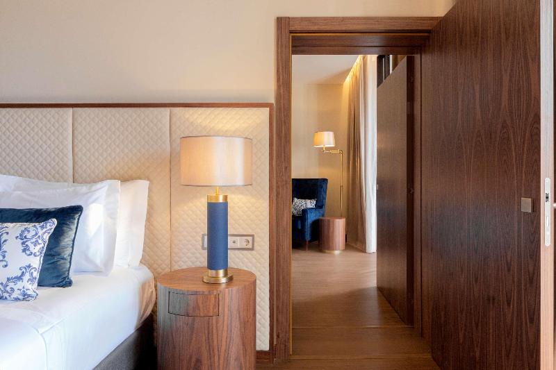 Семейный Номер Премиум, Boeira Garden Hotel Porto Gaia, Curio Collection By Hilton