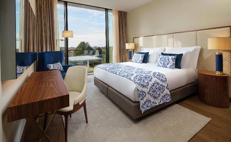 バルコニー付きデラックスルーム, Boeira Garden Hotel Porto Gaia, Curio Collection By Hilton