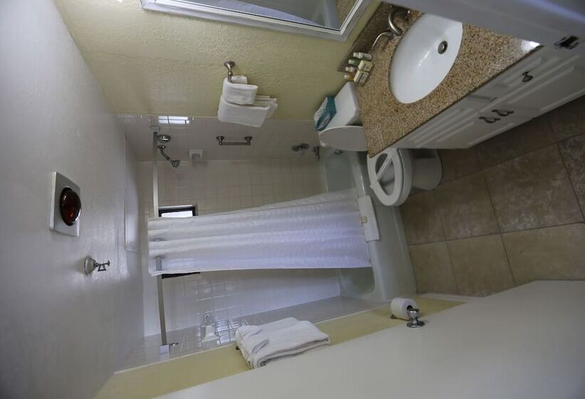 غرفة قياسية سرير مزدوج مطلة على البحر, Shoreline Island Resort  Exclusively Adult