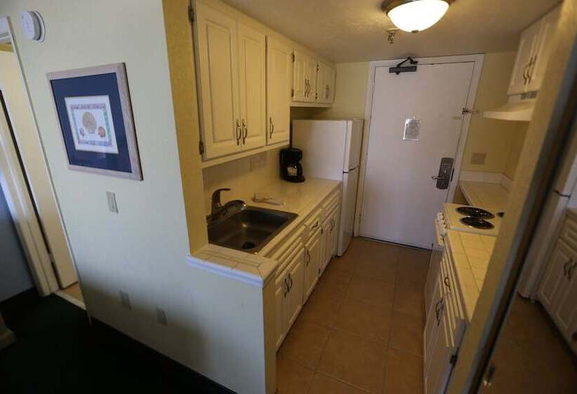 غرفة قياسية سرير مزدوج مطلة على البحر, Shoreline Island Resort  Exclusively Adult