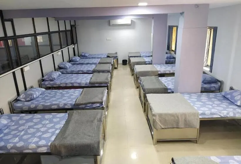 ルームシェアのワンベッド, Shiv Sai Dormitory