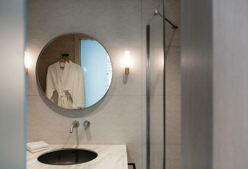 اتاق لوکس با بالکن, 123 Mainstreet Boutique