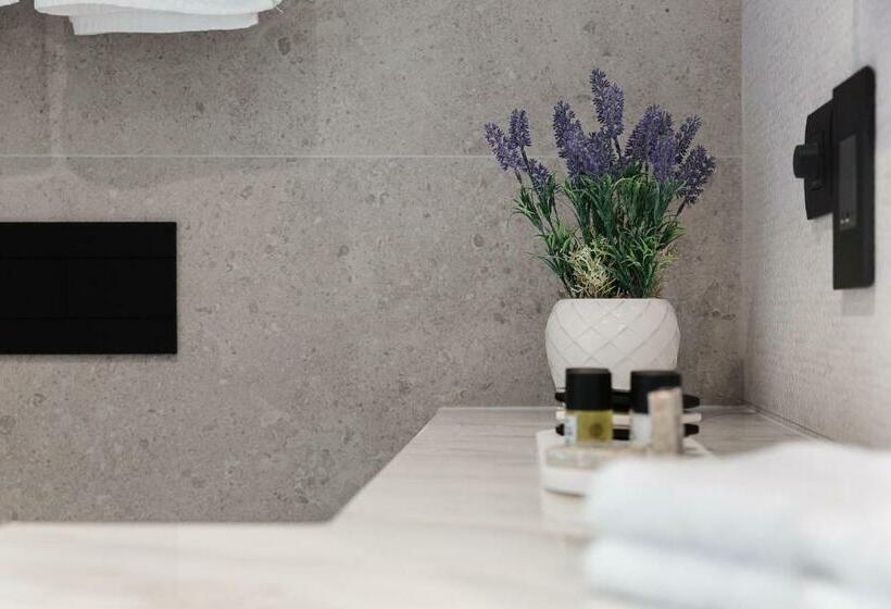 اتاق لوکس با بالکن, 123 Mainstreet Boutique