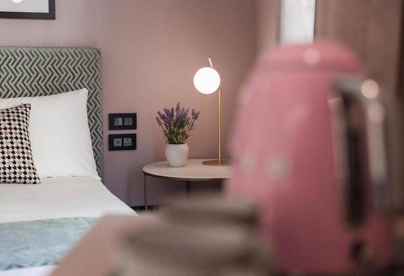 اتاق لوکس با بالکن, 123 Mainstreet Boutique