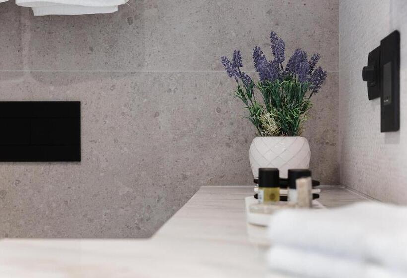 سوییت جونیور با بالکن, 123 Mainstreet Boutique