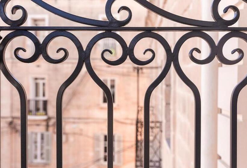 سوییت جونیور با بالکن, 123 Mainstreet Boutique