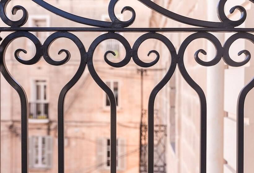 سوییت جونیور با بالکن, 123 Mainstreet Boutique