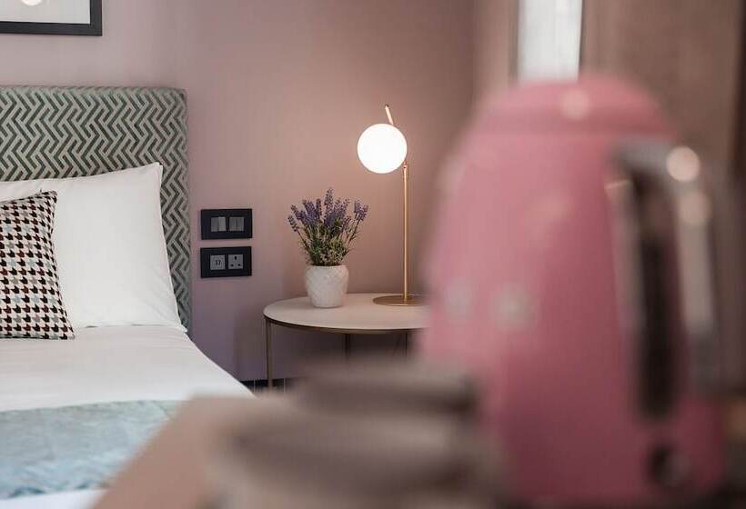 اتاق لوکس با بالکن, 123 Mainstreet Boutique