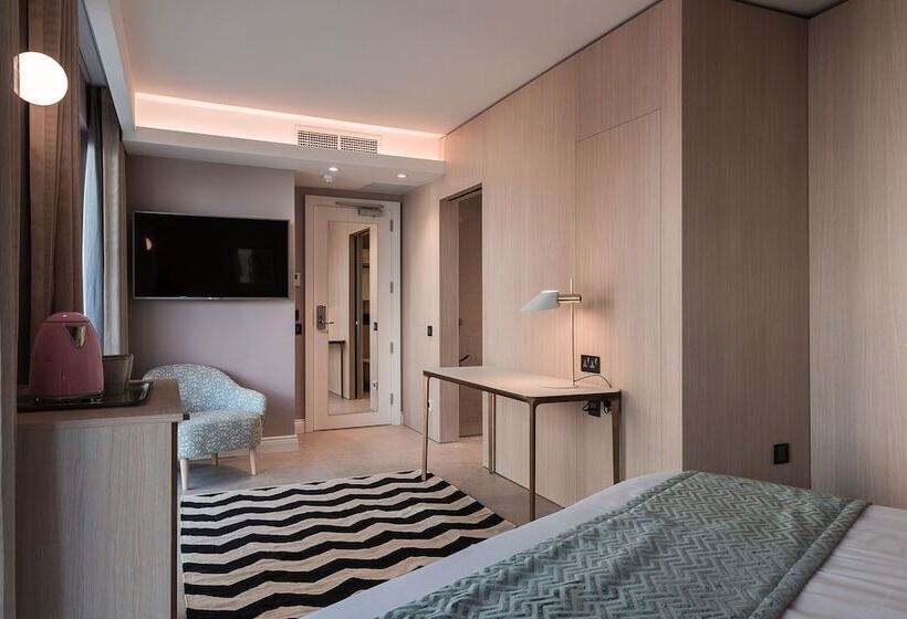 اتاق لوکس با بالکن, 123 Mainstreet Boutique