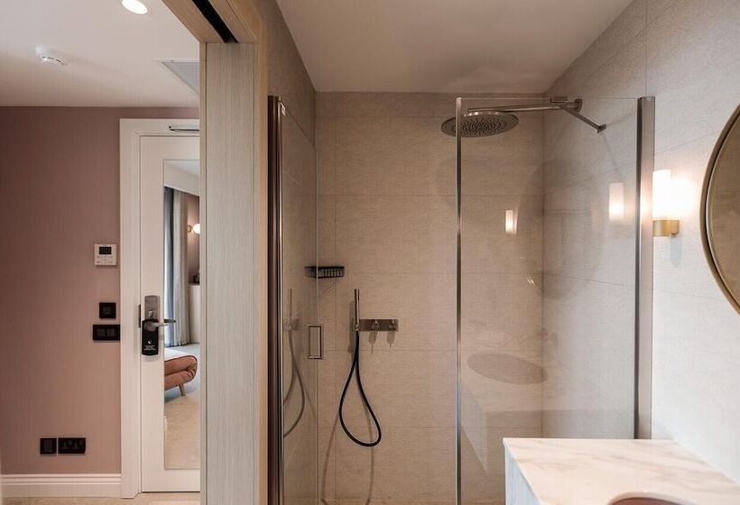 اتاق لوکس با بالکن, 123 Mainstreet Boutique