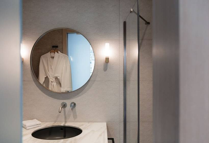 اتاق لوکس با بالکن, 123 Mainstreet Boutique