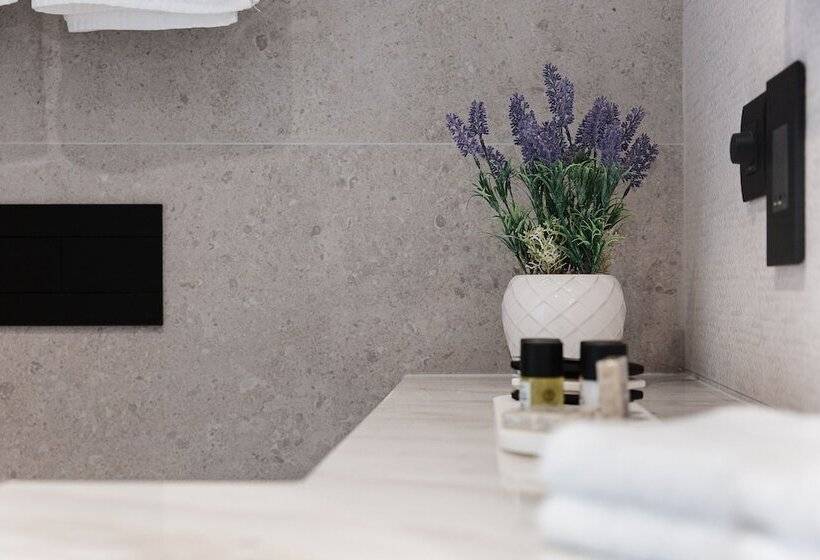 اتاق لوکس با بالکن, 123 Mainstreet Boutique