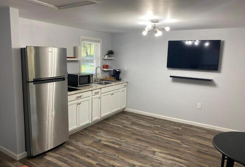 スタンダードスタジオ, Veda Inn & Cottages