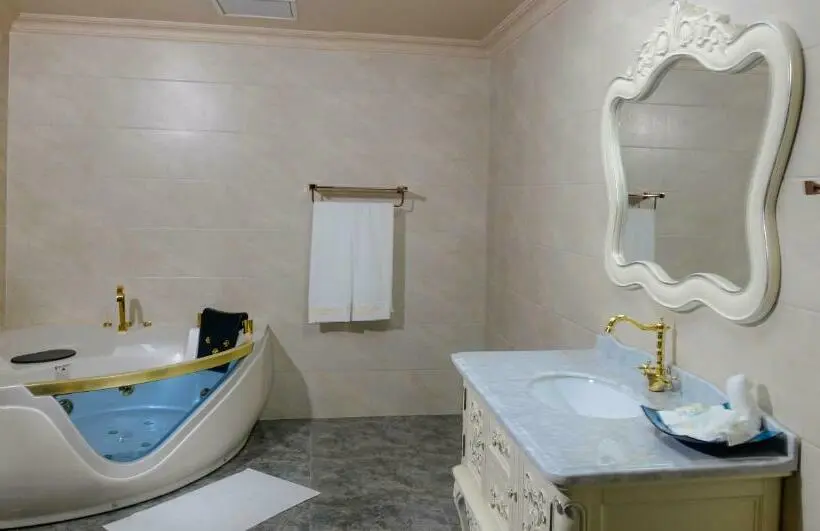 سوییت لوکس, Golden Bay Belize