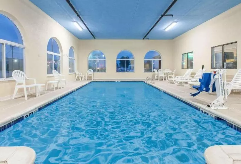 キングサイズベッドのスタンダードルーム, Days Inn By Wyndham Miami