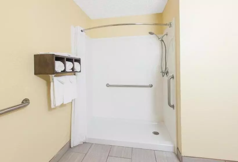 身障者適用キングサイズベッドルーム, Days Inn By Wyndham Miami