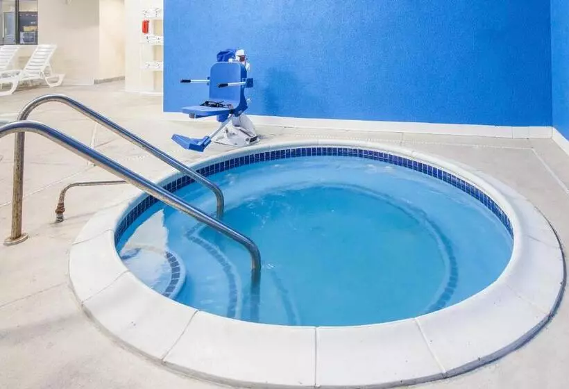 身障者適用キングサイズベッドルーム, Days Inn By Wyndham Miami