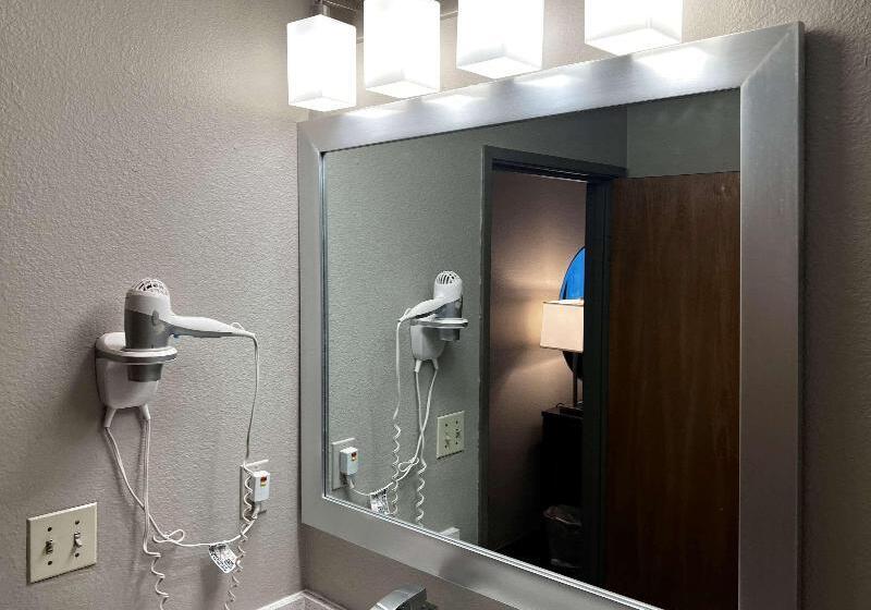 스탠다드 룸 킹사이즈 침대, Econo Lodge