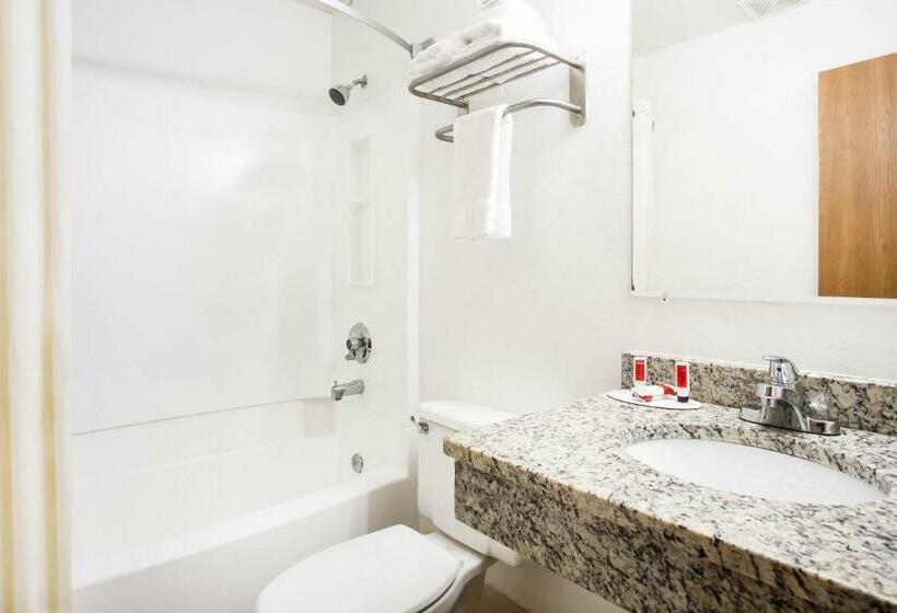 스위트 킹사이즈 침대, Super 8 By Wyndham Chester/richmond Area