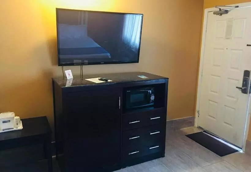 キングサイズベッドのデラックススイート, Travelodge By Wyndham Bay Shore Long Island