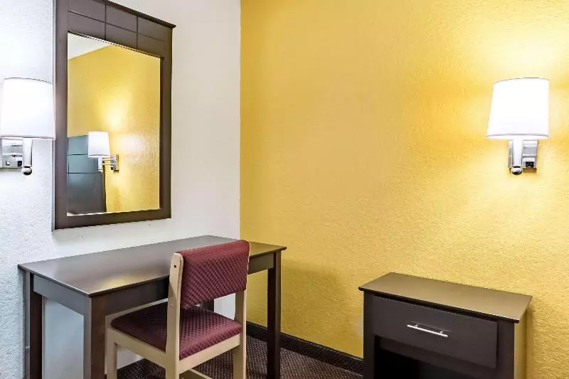 キングサイズベッドのスタンダードルーム, Econo Lodge Near Lackland Air Force Base Seaworld