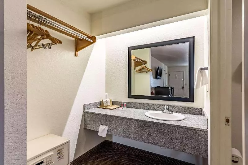キングサイズベッドのスタンダードルーム, Econo Lodge Near Lackland Air Force Base Seaworld