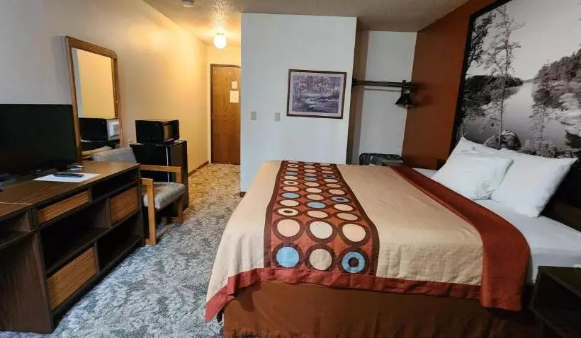 اتاق لوکس با تخت بزرگ, Iron Mountain Inn & Suites
