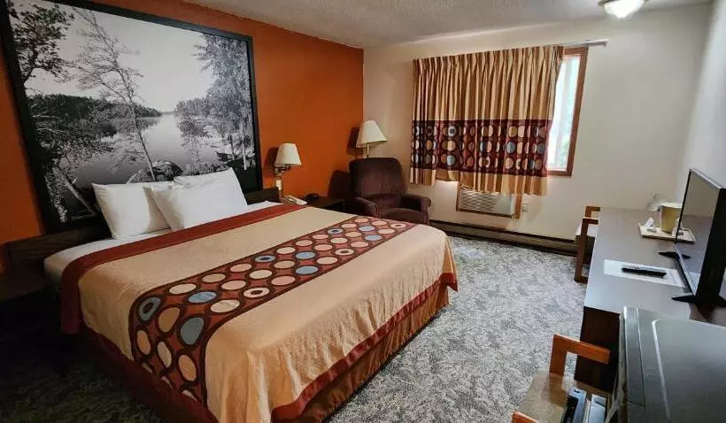 اتاق لوکس با تخت بزرگ, Iron Mountain Inn & Suites